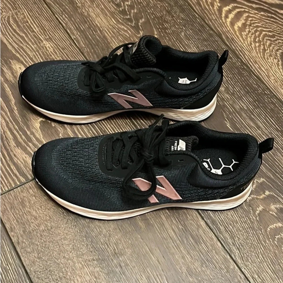 ***NWT******Girls New Balance sneakers‼️ - Picture 3 of 7